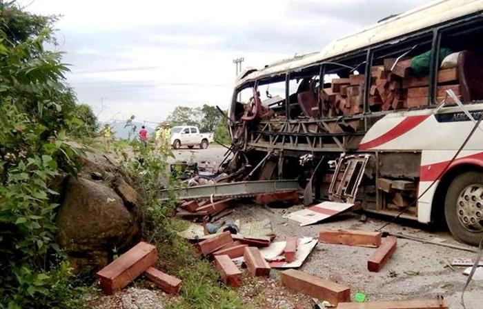 Vụ nổ xe khách chạy tuyến Nghệ An - Lào khiến 8 người Việt tử vong - Ảnh: Internet