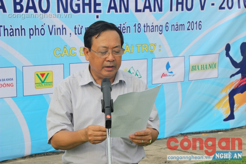 Đồng chí Trần Duy Ngoãn - Chủ tịch hội nhà báo Nghệ An phát biểu tại giải thể thao