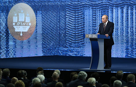 Tổng thống Nga Putin phát biểu tại Diễn đàn kinh tế quốc tế Saint-Peterburg lần thứ 20 hôm 17-6. Ảnh: Itar-Tass.