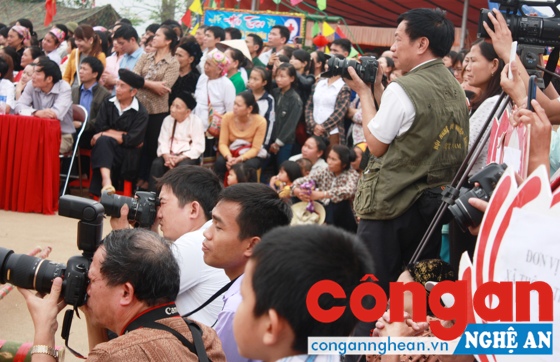 Các nhà báo tác nghiệp tại lễ hội đền Chín gian, huyện Quế Phong