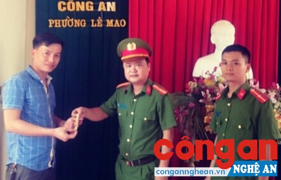 Công an phường Lê Mao trao trả tài sản cho anh Mai Hùng Cường