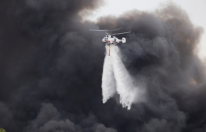 Lực lượng Bộ Tình trạng khẩn cấp Nga đang dùng trực thăng chuyên dụng phun hóa chất dập tắt đám cháy