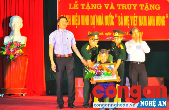 Lãnh đạo huyện Yên Thành trao tặng danh hiệu “Mẹ Việt Nam Anh hùng” cho bà Phạm Thị Lương