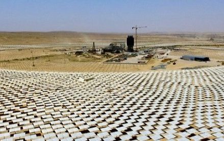Tháp năng lượng mặt trời cao nhất thế giới được xây dựng ở sa mạc Negev, miền Nam Israel.