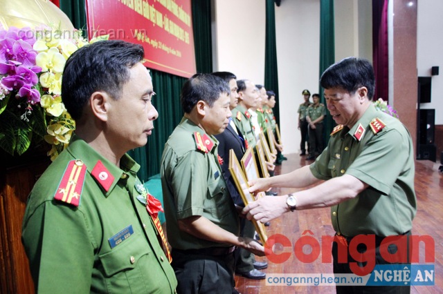 Đồng chí Thượng tướng Bùi Văn Nam - Thứ trưởng Bộ Công an tặng Bằng khen cho 25 tập thể và 11 cá nhân đã có thành tích xuất sắc trong công tác PCMT giai đoạn 2012 - 2015
