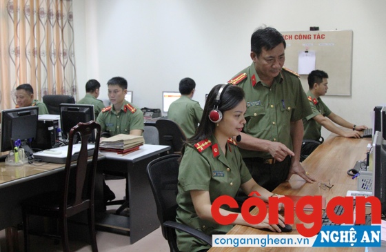 Thượng tá Nguyễn Cảnh Loan, Phó Trưởng phòng KTNVII chỉ đạo CBCS đơn vị thực hiện nhiệm vụ công tác