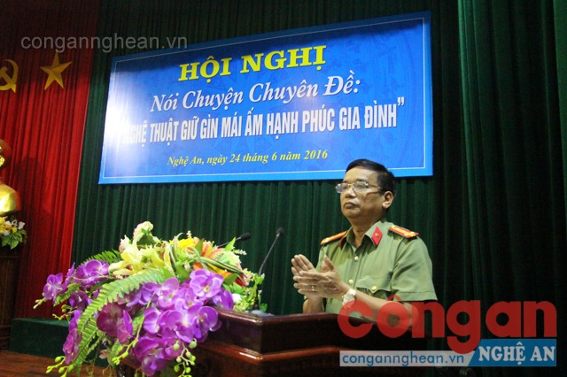 Đồng chí Đại tá Trần Minh Bình - Trưởng phòng công tác Đảng và quần chúng phát biểu khai mạc hội nghị.