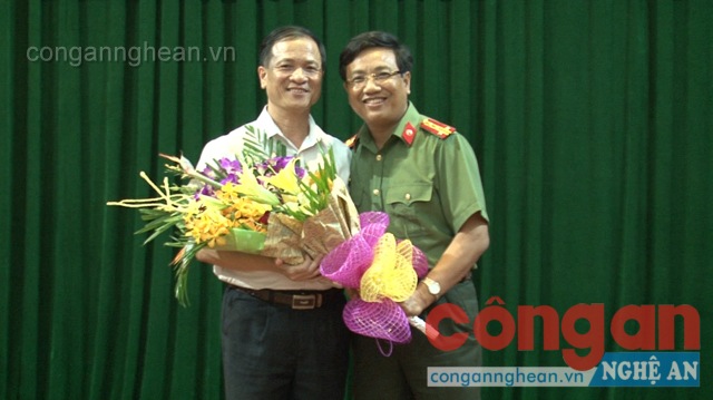 Kết thúc buổi nói chuyện, đồng chí Đại tá Hồ Văn Tứ - Phó Giám đốc Công an tỉnh tặng hoa cho Bác sỹ Mai Xuân Phương để bày tỏ lời cảm ơn.