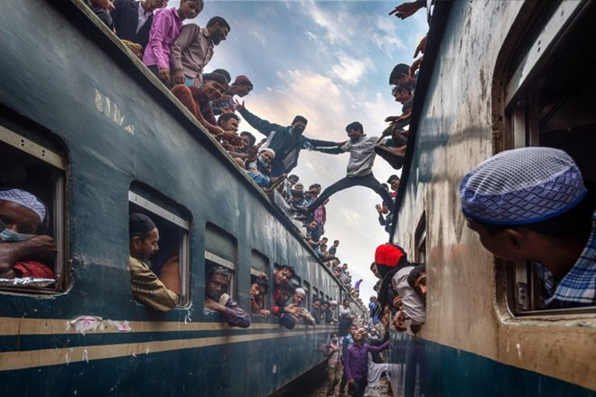 Những thiếu niên vui đùa trên hai con tàu tại ga Tongi, Bangladesh. Ảnh:David Nam Lip Lee.