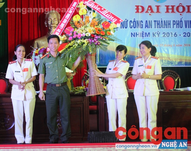 Lãnh đạo Công an thành phố Vinh tặng hoa chúc mừng Đại hội