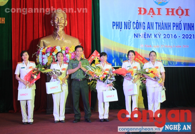 Lãnh đạo Công an thành phố Vinh tặng hoa cho các đồng chí trong BCH Hội nhiệm kỳ 2011-2016