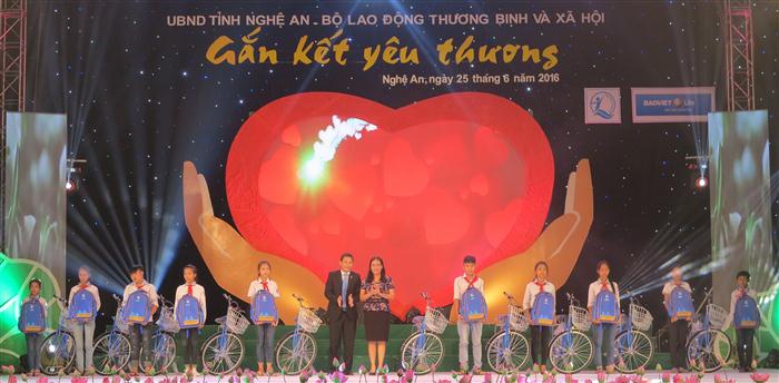 Đại diện Bộ LĐTB&XH và Tỉnh Nghệ An trao xe đạp cho học sinh nghèo hiếu học