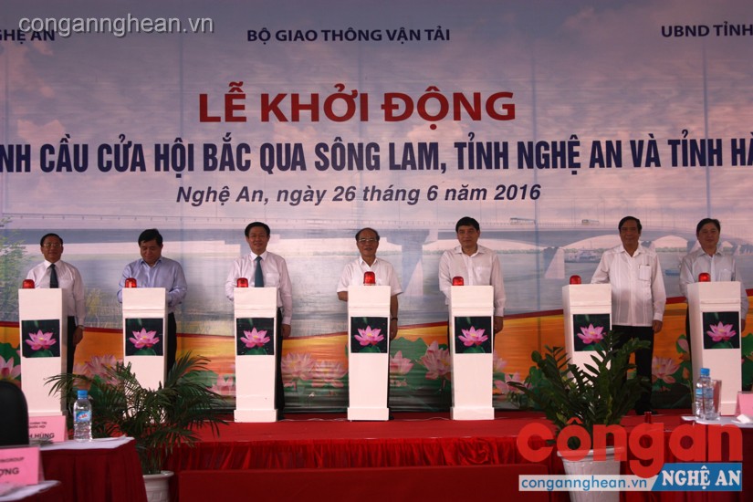 Lãnh đạo trung ương, 2 tỉnh Nghệ An, Hà Tĩnh bấm nút khởi động công trình cầu Cửa Hội bắc qua sông Lam