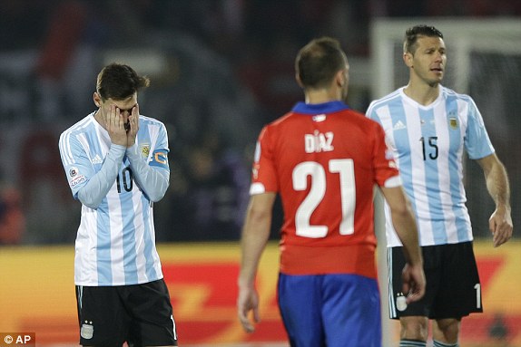 Messi và các đồng đội một lần nữa thua Chile trong loạt luân lưu, và lần này anh là một trong 2 người đá hỏng của Argentina.