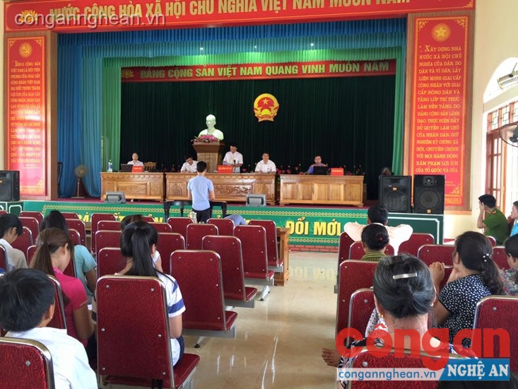 Toàn cảnh phiên tòa lưu động diễn ra ngày 27/6 tại xã Kỳ Sơn.