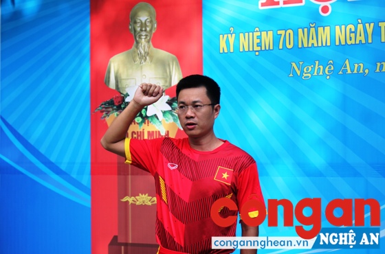 Vận động viên Trần Đình Minh thay mặt toàn thể vận động viên lên đọc tuyên thệ.