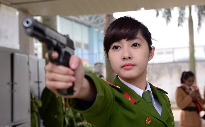 Nữ học viên Trường Học viện Cảnh sát nhân dân thực hành bắn súng.