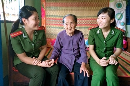 Hội phụ nữ Công an tỉnh Long An thăm Mẹ VNAH Nguyễn Thị Ba, xã Nhựt Ninh, huyện Tân Trụ.