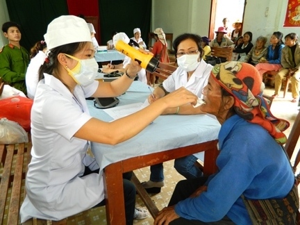 Các nữ y, bác sỹ Bệnh xá Công an tỉnh Quảng Ngãi khám bệnh cho đồng bào dân tộc ở huyện Tây Trà.