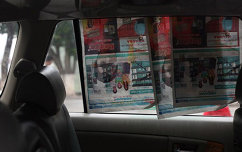 Những tờ báo là vật dụng chống nóng vừa rẻ vừa hiệu quả khi đi xe đường dài