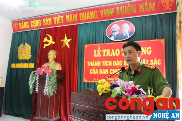 Đại tá Nguyễn Mạnh Hùng - Phó Giám đốc Công an tỉnh đánh giá cao về những kết quả mà Công an huyện Tương Dương đã đạt được