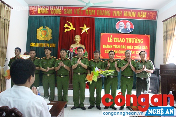 Đại tá Nguyễn Mạnh Hùng -  Phó Giám đốc Công an tỉnh tặng hoa và quà chúc mừng Ban chuyên án