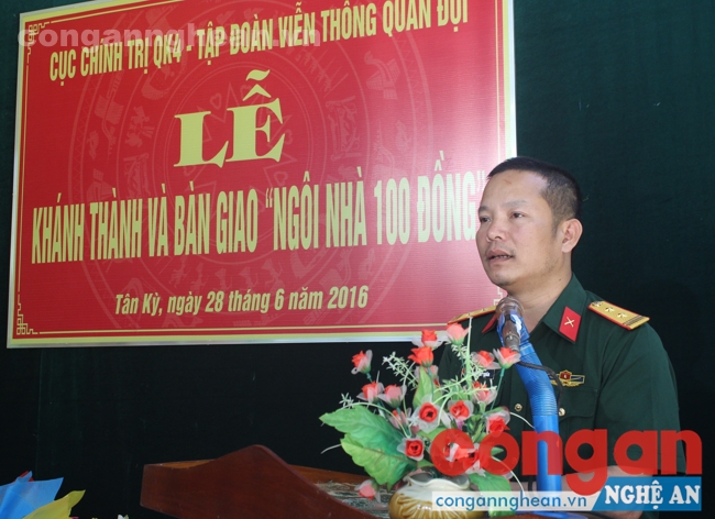 Đồng chí Trần Huy Tuấn phát biểu trao tặng Ngôi nhà 100 đồng cho gia đình anh Chính