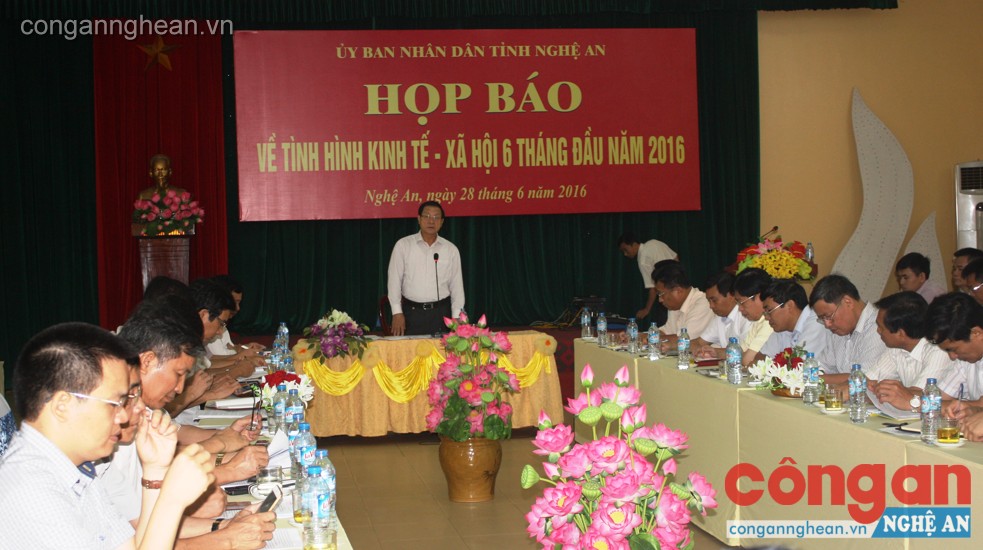Đồng chí Lê Minh Thông- Phó Chủ tịch UBND tỉnh chủ trì cuộc họp báo