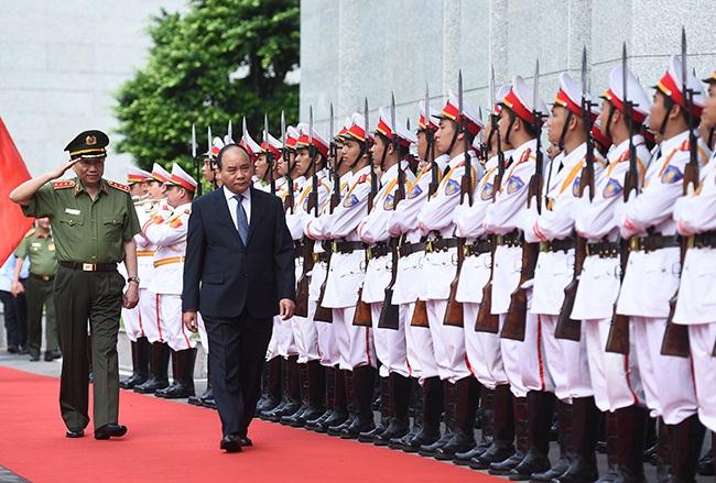 Thủ tướng Nguyễn Xuân Phúc duyệt đội danh dự CAND.