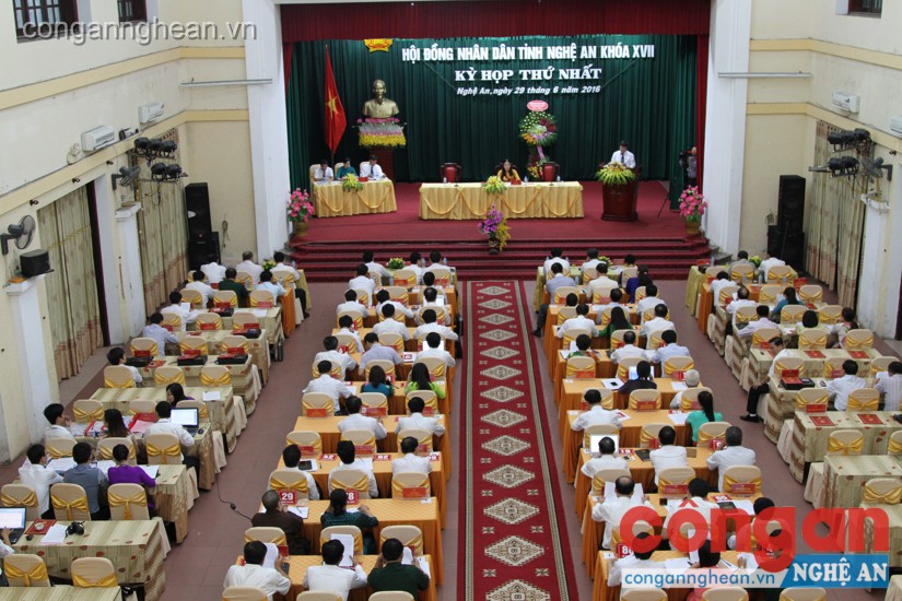 Quang cảnh diễn ra kỳ họp thứ I HĐND tỉnh Nghệ An khóa XVII