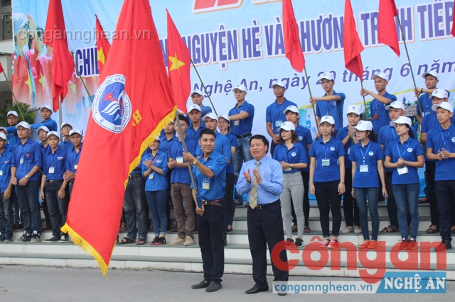 GS TS Đinh Xuân Khoa trao ngọn cờ truyền thống cho sinh viên tình nguyện Hè 2016