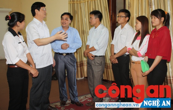 Đồng chí Lê Xuân Đại, Ủy viên BTV, Phó Chủ tịch Thường trực UBND tỉnh nói chuyện với các Phó Chủ tịch UBND xã thu hút theo Dự án 600 của Chính phủ.
