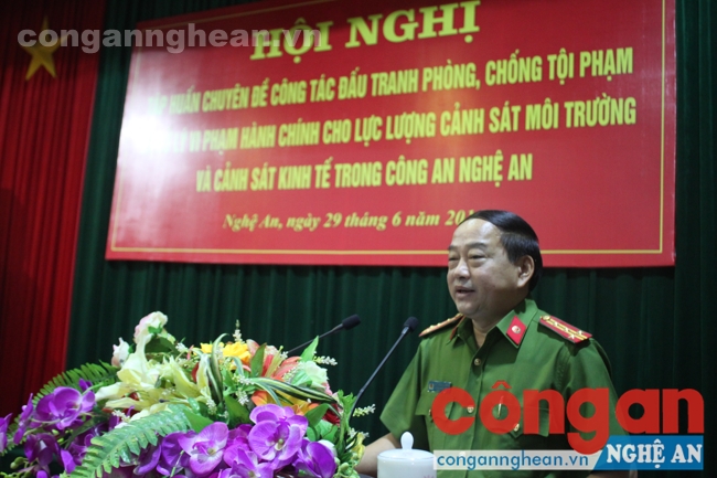 Đồng chí Đại tá Ngyễn Xuân Thiêm - Trưởng phòng Cảnh sát kinh tế Công an tỉnh truyền đạt những nội dung liên quan đến các đồng chí học viên