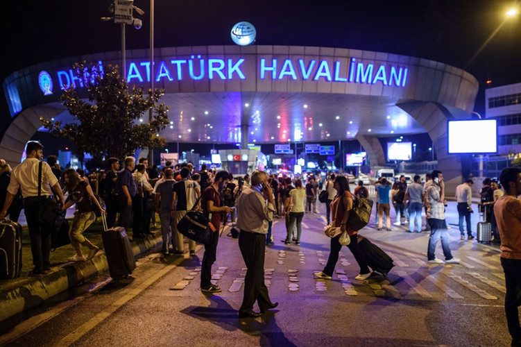 Những hành khách được di tản kịp thời ra khỏi sân bay vẫn chưa hết bàng hoàng với những gì đã xảy ra. (Ảnh: AFP)