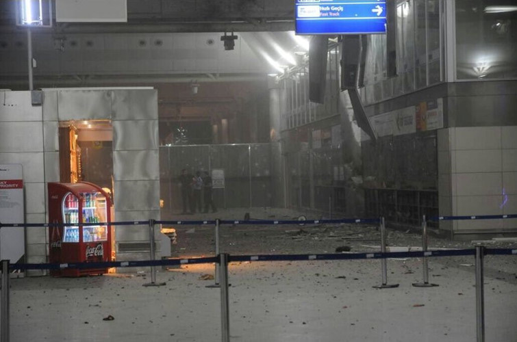 Nhiều ô cửa kính vỡ vụn vì sức ép của các vụ nổ. (Ảnh: Reuters)