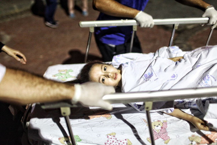 Một bé gái bị thương được đưa đến bệnh viện Bakirkoy Sadi Konuk để điều trị. (Ảnh: Getty)