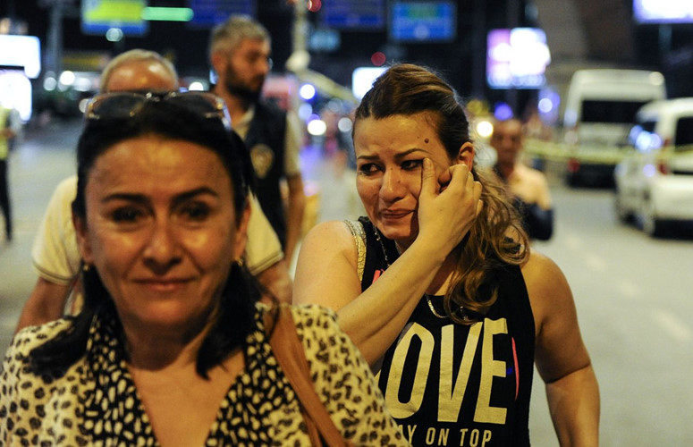  Người phụ nữ không cầm được nước mắt vì sợ hãi sau khi chứng kiến vụ đánh bom. (Ảnh: Getty)