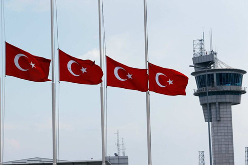 Thổ Nhĩ Kỳ đã treo quốc kỳ rủ trên cả nước và cờ rủ tại các cơ quan đại diện nước ngoài trong ngày hôm qua. Ảnh: Reuters.
