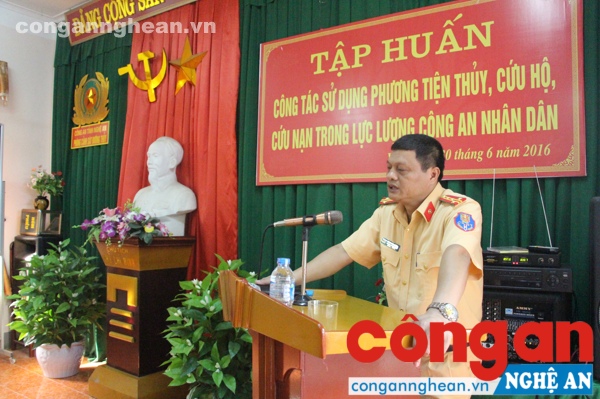 Đại tá Phan Đức Châu Trưởng Phòng Cảnh sát đường thủy quán triệt những nội dung cơ bản của lớp tập huấn.