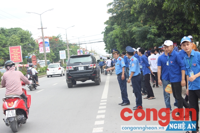 Lực lượng thanh tra giao thông tham gia điều tiết phương tiện