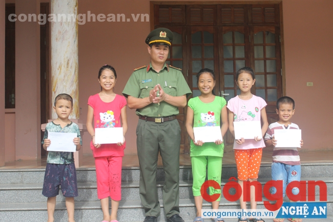 Đồng chí Nguyễn Văn Hùng đại diện lãnh đạo đơn vị tặng quà cho 5 học sinh mồ côi có thành tích học tập cao
