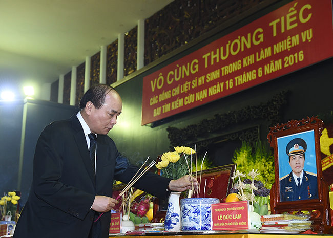 Thủ tướng Nguyễn Xuân Phúc thắp hương trước anh linh các liệt sĩ. Ảnh VGP/Quang Hiếu