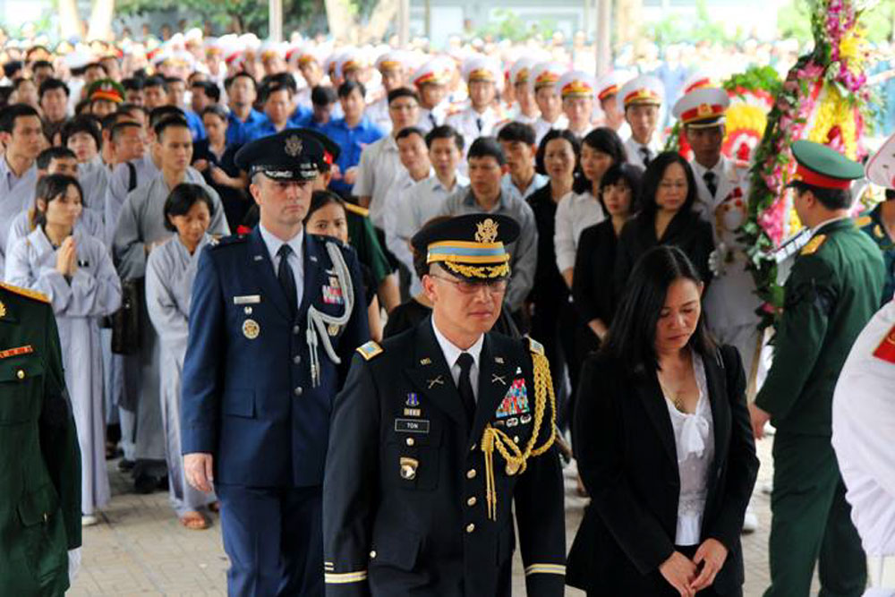 Tùy viên quân sự các nước tại Việt Nam đến viếng các liệt sĩ. Ảnh: Vietnamnet