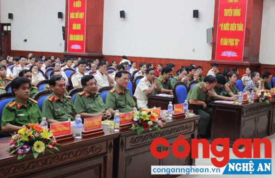 Các đại biểu tham dự buổi lễ ra mắt Công đoàn Công an tỉnh Nghệ An