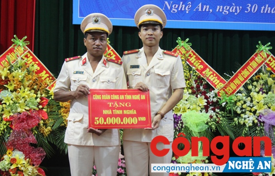 Công đoàn Công an tỉnh Nghệ An trao tặng nhà tình nghĩa trị giá 50 triệu đồng cho 1 đồng chí đoàn viên thuộc Công đoàn Công an huyện Kỳ Sơn.