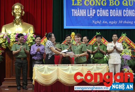 Đại diện Công đoàn CAND ký kết chương trình phối hợp hoạt động với Liên đoàn lao động Việt Nam.