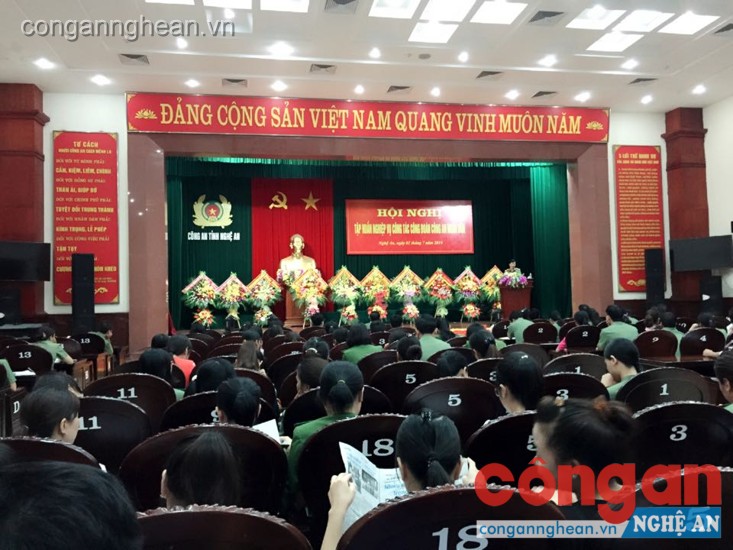 Đồng chí Trung tá Vũ Mạnh Hà- Ủy viên BCH LĐLĐ Việt Nam, Chủ tịch Công đoàn CAND trực tiếp truyền đạt chuyên đề tại hội nghị tập huấn