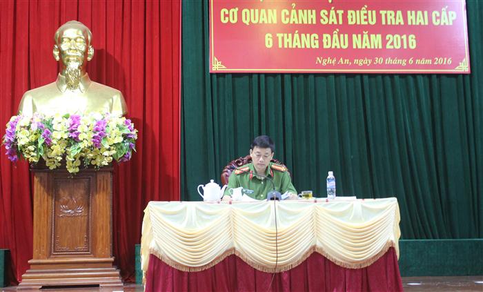 Đồng chí Đại tá Nguyễn Mạnh Hùng, Phó giám đốc Công an tỉnh chủ trì hội nghi