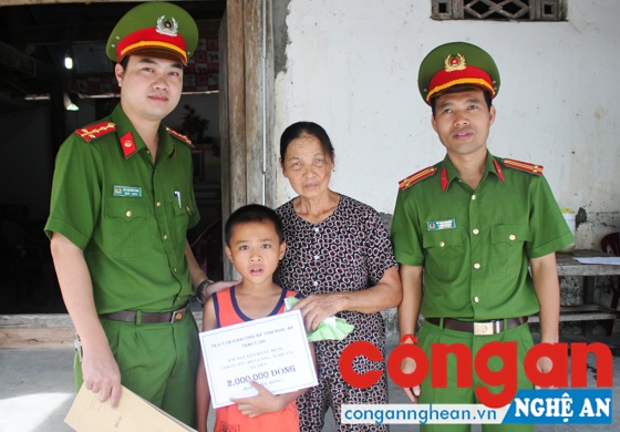 Trại tạm giam Công an Nghệ An trao tặng 2 triệu đồng cho em Nguyễn Đăng Hùng