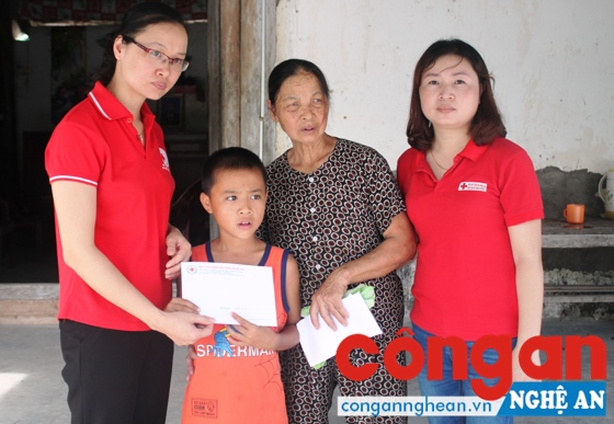 Hội chữ thập đỏ Nghệ An tặng 1 triệu đồng cho em Nguyễn Đăng Hùng.